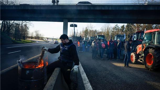 Frankreich macht Bauern Zusagen - Blockaden rund um Paris Landwirte blockieren eine Autobahn in der Nähe von Ableiges, nördlich der französischen Hauptstadt.