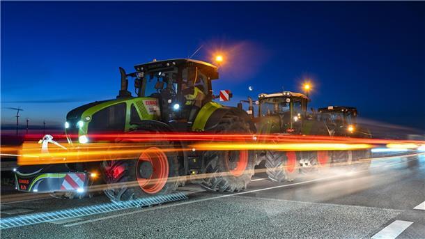 Bauern protestieren mit Demos und Blockaden Landwirte blockieren mit ihren Traktoren die Auffahrt auf die Autobahn A12 in Richtung Berlin.