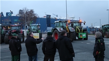 Landwirte blockieren seit 16.30 Uhr auch die Zufahrt am Zolltor Roter Sand. Nur einzelne Fahrzeuge dürfen passieren.