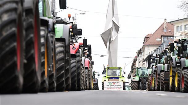 Landwirte demonstrieren mit ihren Traktoren gegen die Agrarpolitik der Bundesregierung. Auch Werner Koslowski ist aktiv. 13 Städte möchte der Landwirt aus Wohnste in zwölf Tagen anfahren.
