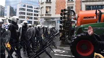Landwirte durchbrachen bei ihrer Demonstration in Brüssel einige der von der Polizei errichteten Barrikaden.