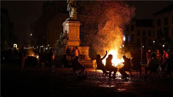 Brände bei Bauernprotesten in Brüssel Landwirte haben vor dem EU-Parlament Gegenstände in Brand gesetzt, um gegen Umweltauflagen zu protestieren.