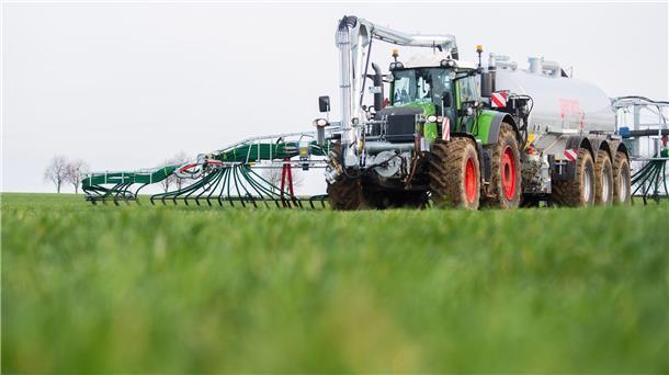 Landwirte halten die Dünge-Beschränkungen in den sogenannten roten Gebieten für unverhältnismäßig. (Archivbild)