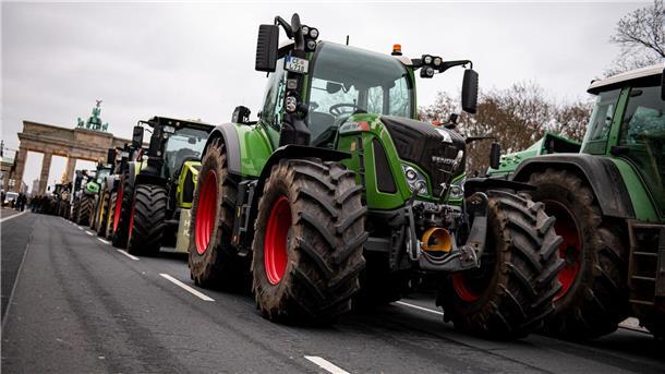 Landwirte nehmen mit Traktoren auf einer Demonstration des Deutschen Bauernverbandes unter dem Motto „Zu viel ist zu viel! Jetzt ist Schluss!“ teil.