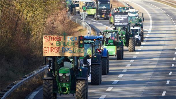 Bauern protestieren mit Demos und Blockaden Landwirte protestieren auf der Autobahn A48 bei Weitersburg in Rheinland-Pfalz.