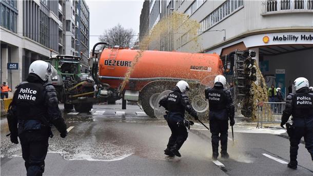 Landwirte sprühen Gülle auf die Straßen im Brüsseler Europaviertel.