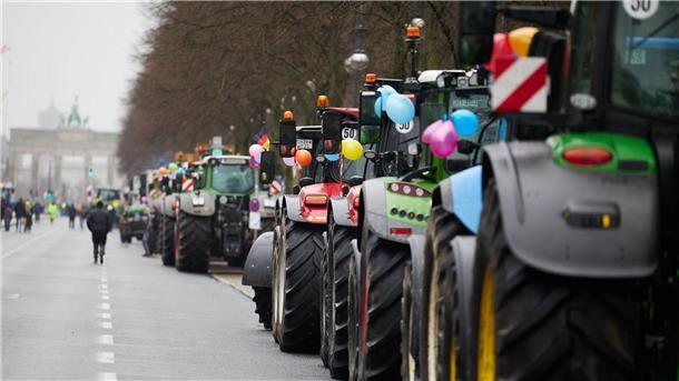 Scholz ruft bei Bauernprotesten zu „Maß und Mitte“ auf Landwirte stehen mit ihren Traktoren auf der Straße des 17. Juni in Berlin.