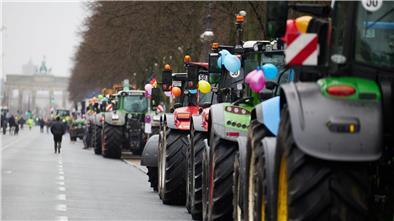 Landwirte stehen mit ihren Traktoren auf der Straße des 17. Juni in Berlin.