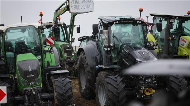 Bauern blockieren Warenlager Landwirte stehen mit ihren Traktoren vor einem Zentrallager von Aldi.