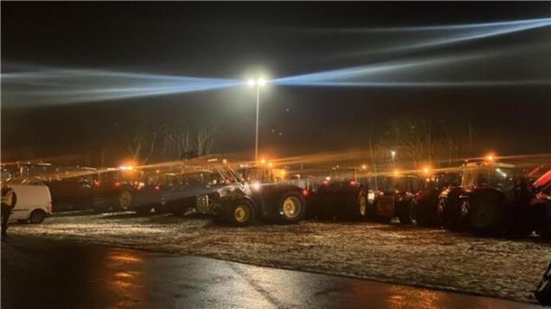 Landwirte zeigten wieder Flagge: Etwa 120 Fahrzeuge fuhren am Freitag an den Autobahn-Kreisel in Cuxhaven.