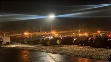 Landwirte zeigten wieder Flagge: Etwa 120 Fahrzeuge fuhren am Freitag an den Autobahn-Kreisel in Cuxhaven.