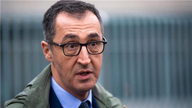 Özdemir: „Containern“ sollte straffrei bleiben Landwirtschaftsminister Cem Özdemir will an praktischen Lösungen gegen Lebensmittelverschwendung arbeiten.