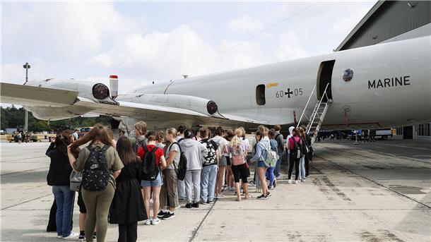 Lange Schlange vor einem Seefernaufklärer: Der Tag der Uniformberufe ist für die Nordholzer Marineflieger eine gute Gelegenheit, bei Schülern für ihre vielfältigen Berufsbilder zu werben.