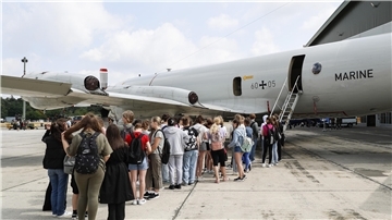 Lange Schlange vor einem Seefernaufklärer: Der Tag der Uniformberufe ist für die Nordholzer Marineflieger eine gute Gelegenheit, bei Schülern für ihre vielfältigen Berufsbilder zu werben.