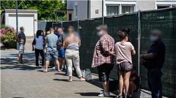 Lange Warteschlangen vor einem Corona-Testzentrum in Gütersloh: Mit einem negativen Testnachweis dürfen Urlauber von dort nach Niedersachsen reisen.