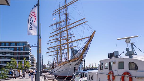 Segelschiff im Hafen