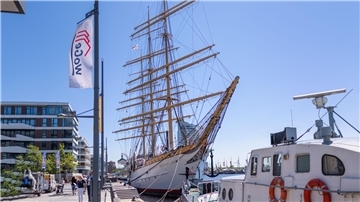Segelschiff im Hafen
