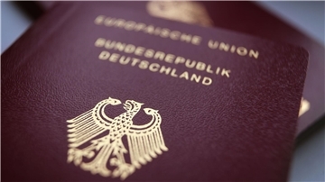 Langes Warten auf einen Reisepass-Abholtermin soll bald passé sein: Ausweisdokumente können dann an einer Art Packstation abgeholt werden.