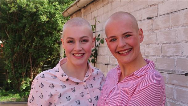 Lara Hasselbusch (links) und Vivien Kuball haben ihr rund 70 Zentimeter langes Haar gespendet. Damit helfen sie Menschen, die auf eine Echthaarperücke angewiesen sind.