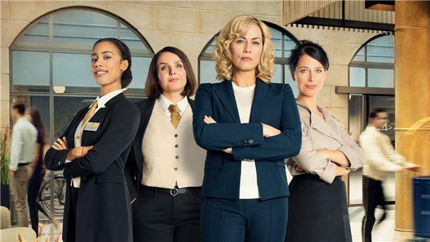 Lara Hildebrandt (l-r, Joy Ewulu), Maria Rietzel (Lea Sophie Salfeld), Eva de Vries (Gesine Cukrowski) und Uli Kersting (Agnes Mann) in einer Szene aus „Hotel Mondial“.