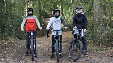 Lars Engel und Louis Tiedemann aus Altenwalde sowie Jonas Pfalzgraf aus Nordholz (v.l.) sind mehrmals in der Woche mit ihren Rädern auf ihrer Trainingsstrecke.