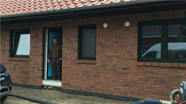 Lars Frerichs möchte mit seiner Familie in sechs Wochen ins neue Haus ziehen – er fürchtet, dann allerdings ohne Telefon- und Internetanschluss auskommen zu müssen.