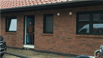 Lars Frerichs möchte mit seiner Familie in sechs Wochen ins neue Haus ziehen – er fürchtet, dann allerdings ohne Telefon- und Internetanschluss auskommen zu müssen.