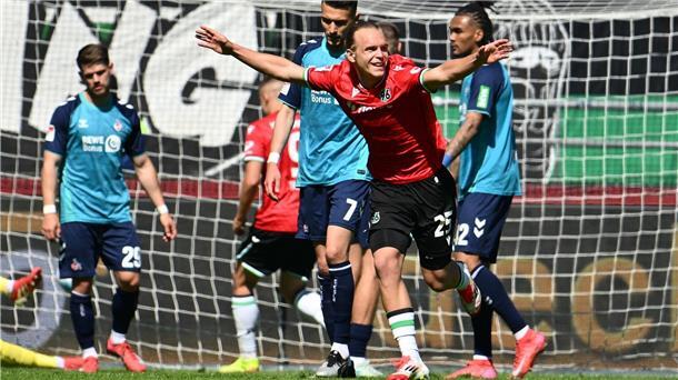 Hannover 96 verlängert mit Lars Gindorf Lars Gindorf spielt auch in Zukunft für Hannover 96.