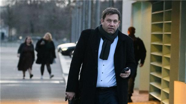 SPD-Chef: „Schnell Industriestrompreis“ und Investitionen Lars Klingbeil, Parteivorsitzender der SPD, kommt nach dem Ende der Sitzung vom Koalitionsausschuss aus dem Bundeskanzleramt.