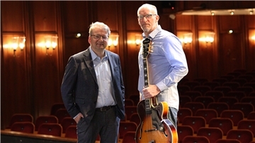Lars Tietje (links) und Jörg Seidel freuen sich auf die erste Bremerhavener Stadttheater-Jazznacht.