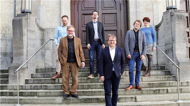 Lars Tietje (vorn), designierter Intendant des Stadttheaters, hat sein Team vorgestellt. Es sind (von links) Markus Tatzig (Leiter Musiktheater), Peter Hilton Fliegel (Leiter Schauspiel), Sebastian Glathe (Künstlerischer Betriebsdirektor), Marc Niemann (Generalmusikdirektor) und Bianca Sue Henne (Leiterin JUB). Auf dem Foto fehlt der alte und neue Ballettmeister Sergei Vanaev. 