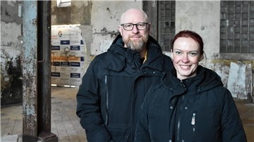 Lars und Katrin Hill stehen in der alten Destille. Der Ort hat einen ganz besonderen Charme.