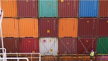 Mann vor Containerwand.