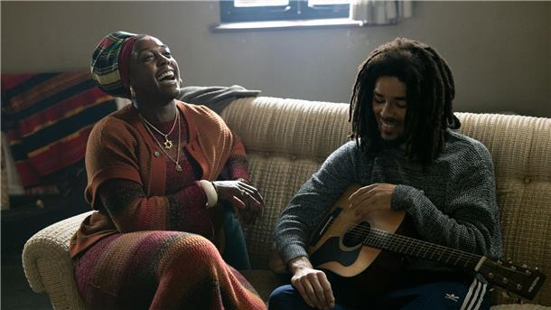 Die Filmstarts der Woche Lashana Lynch als Rita Marley und Kingsley Ben-Adir als Bob Marley in einer Szene des Films „Bob Marley: One Love“.