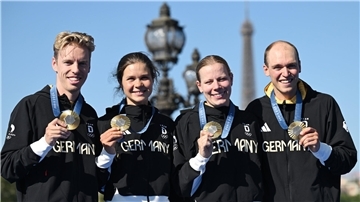Lasse Lührs (rechts) aus der Wingst gewann mit der Triathlon-Staffel Olympia-Gold.