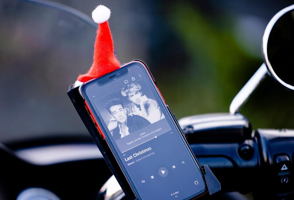 „Last Christmas“ von Wham! schafft es erstmals zu Weihnachten an die Spitze der britischen Charts.