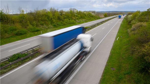 Lastwagen auf der A14 - die meisten Güter werden in Deutschland per Lkw transportiert.