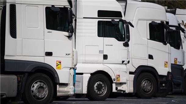 Deutlich mehr Lastwagen und Busse in EU neu auf der Straße Lastwagen auf einer Rastanlage. Im vergangenen Jahr wurden in der EU 346.986 Lastwagen neu zugelassen.