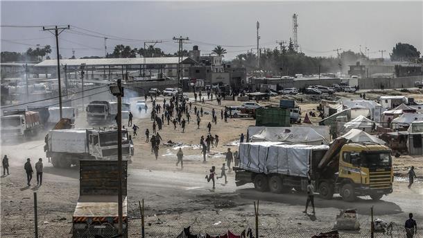 Lastwagen mit Hilfsgütern fahren in den Gazastreifen ein - die humanitäre Lage ist laut Hilfsorganisationen katastrophal (Archivbild).