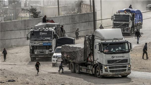 Lastwagen mit Hilfsgütern fahren über den Grenzübergang Kerem Schalom bei Rafah in den Gazastreifen ein (Archivbild).