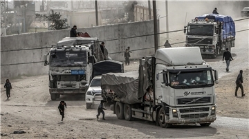 Lastwagen mit Hilfsgütern fahren über den Grenzübergang Kerem Schalom bei Rafah in den Gazastreifen ein (Archivbild).