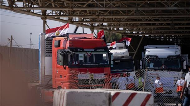 Lastwagen mit humanitärer Hilfe stehen auf der ägyptischen Seite der Grenze zum Gazastreifen in Rafah.