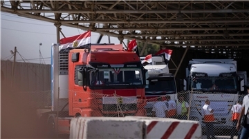 Lastwagen mit humanitärer Hilfe stehen auf der ägyptischen Seite der Grenze zum Gazastreifen in Rafah.