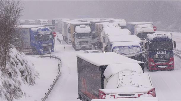 Lange Staus auf Autobahnen wegen Schnee und Glatteis Lastwagen stecken im Stau auf der schneebedeckten Autobahn 5 bei Alsfeld fest.