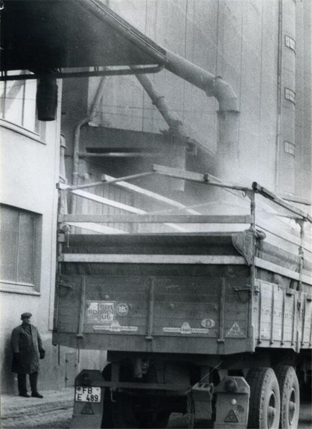 Schwarz-weiß und schick: Alte Bilder zeigen Arbeit im Hafen von Brake Lastwagenbeladung im Schatten der Müller-Gebäude.