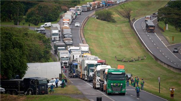 Brasiliens Präsident Bolsonaro nach Wahlschlappe abgetaucht Lastwagenfahrer protestieren auf einer Autobahn gegen das Ergebnis der Präsidentenwahl.
