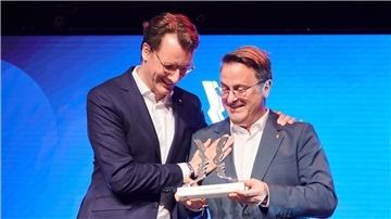 Laudator Xavier Bettel (r) und Preisträger Hendrik Wüst im Tipi am Kanzleramt.
