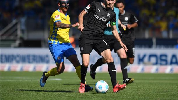 Eintracht Braunschweig feiert den ersten Saisonsieg Laufduell zwischen Fürths Branimir Hrgota (r) und dem Braunschweiger Robin Krauße.