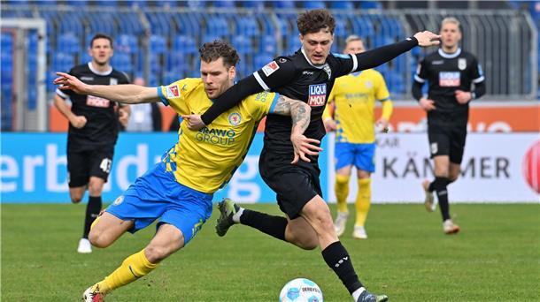 Remis im Kellerduell zwischen Braunschweig und Ulm Laufduell zwischen Ulms Maurice Krattenmacher (r) und dem Braunschweiger Kevin Ehlers.