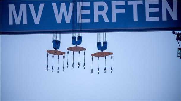 Laufkatzen hängen am Bockkran der MV-Werft in Warnemünde. Die ins Schlingern geratenen MV-Werften wollen bis zu 1200 Mitarbeiter entlassen.